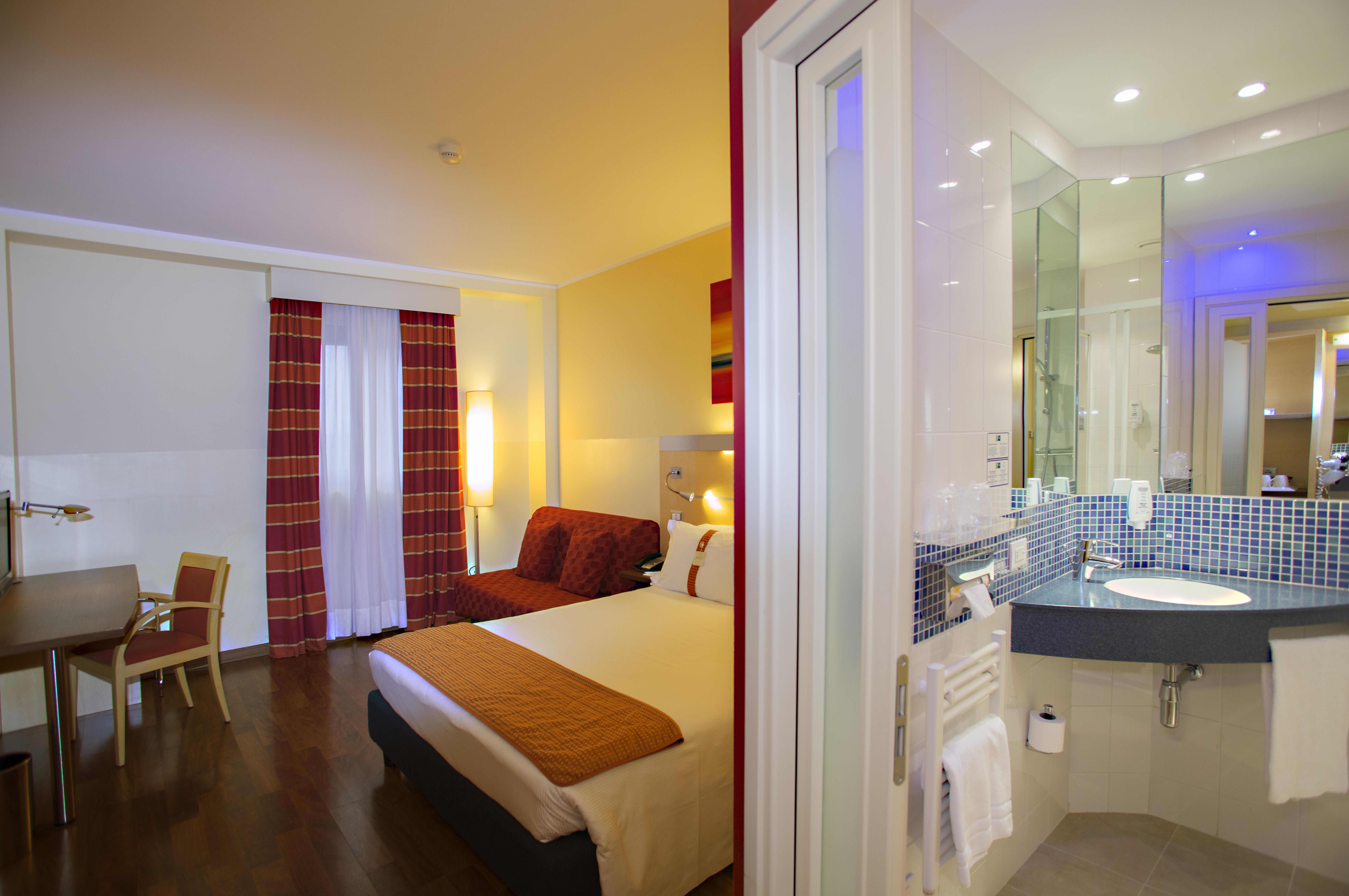 Holiday Inn Express Milan-Malpensa Airport By Ihg Somma Lombardo Exterior foto