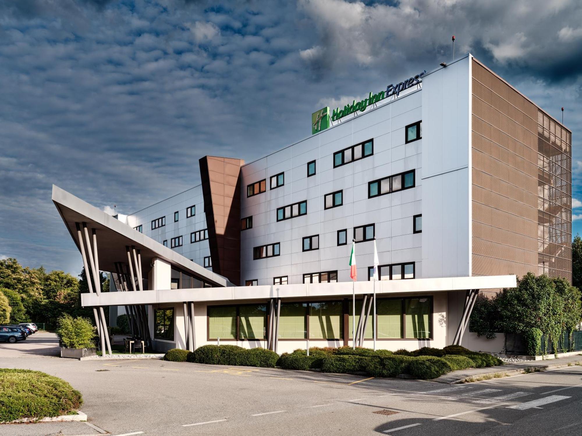 Holiday Inn Express Milan-Malpensa Airport By Ihg Somma Lombardo Exterior foto