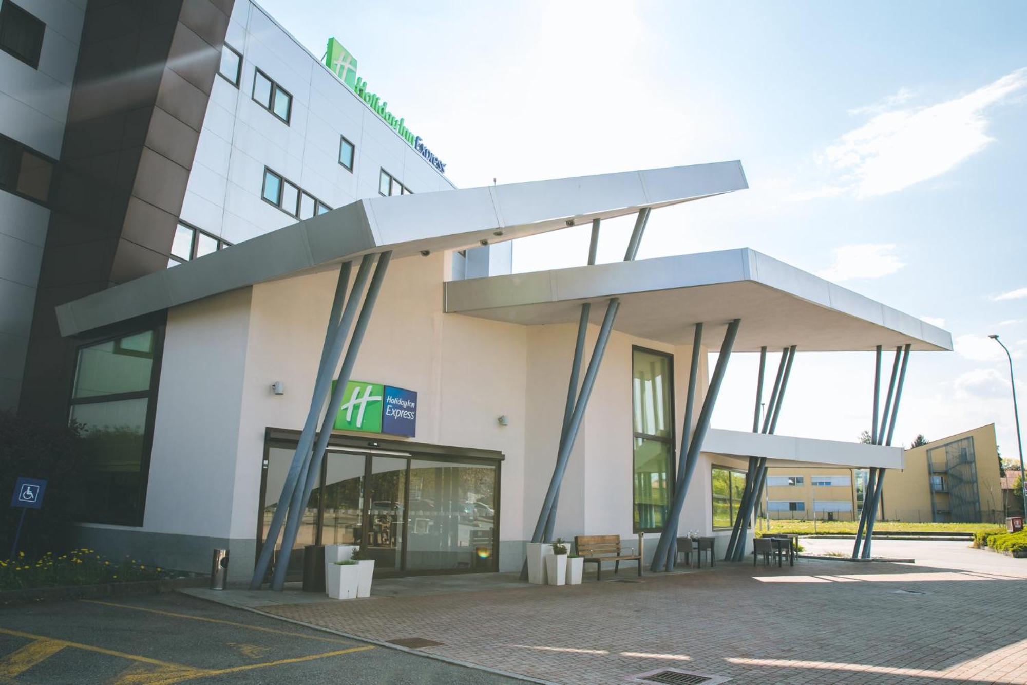 Holiday Inn Express Milan-Malpensa Airport By Ihg Somma Lombardo Exterior foto
